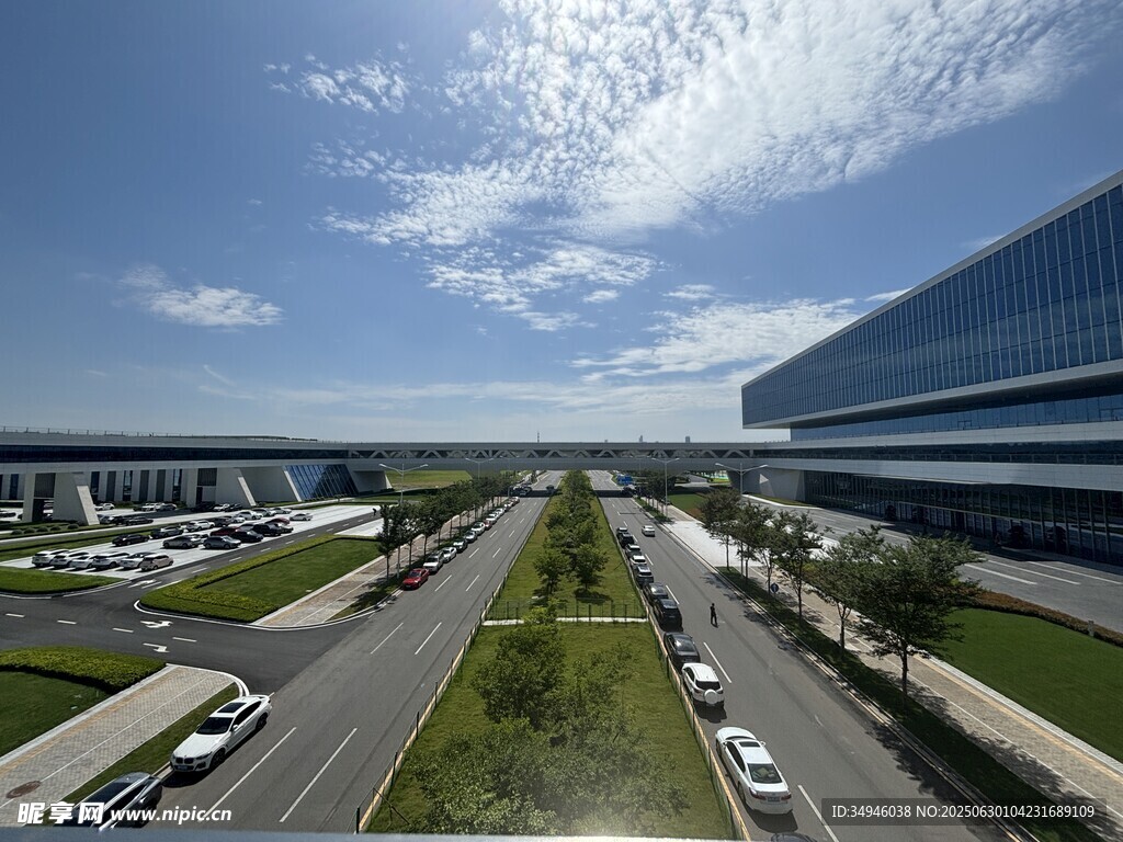 城市寬闊道路與現(xiàn)代建筑