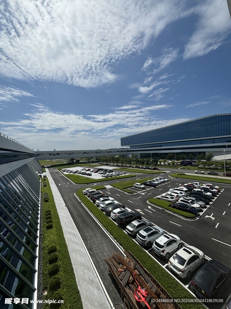 現代園區停車場全景