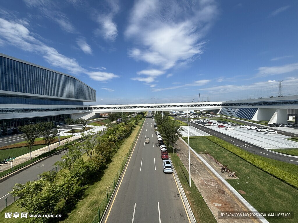 現(xiàn)代城市道路與建筑景觀