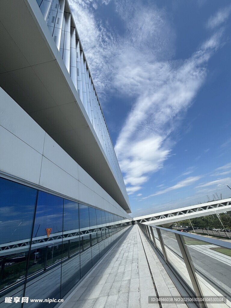 現(xiàn)代建筑外觀與開闊天空