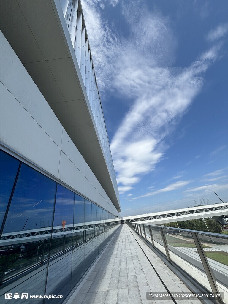 現(xiàn)代建筑外觀與開闊天空
