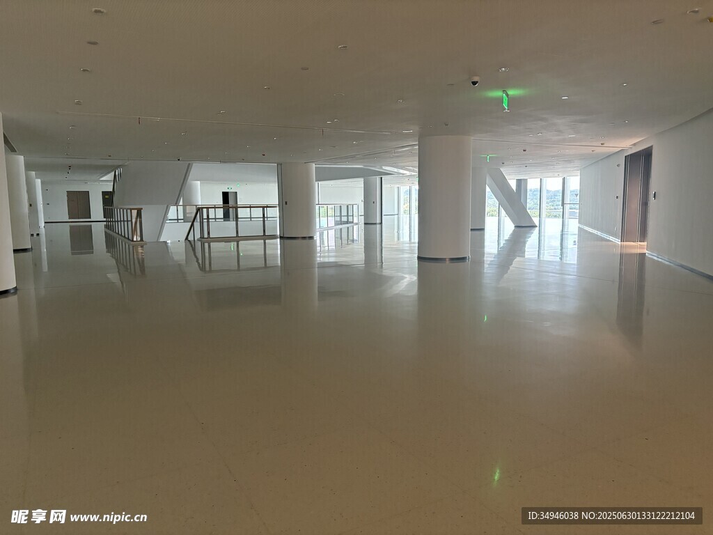 空曠明亮的現代化室內空間