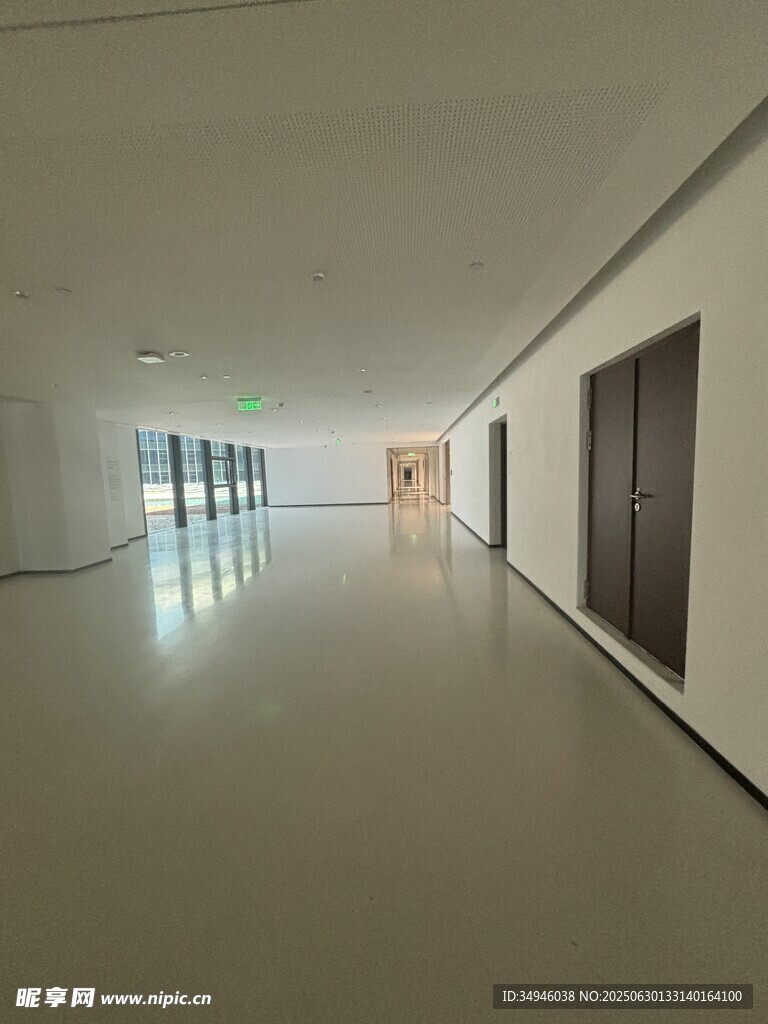 空曠明亮的現(xiàn)代化走廊