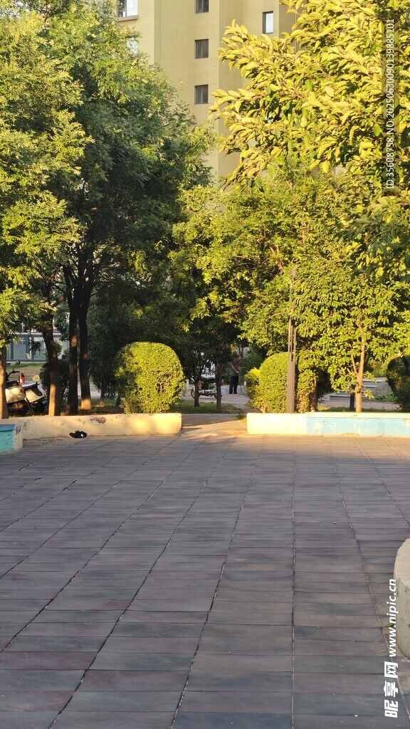 陽光照耀下的城市休閑廣場