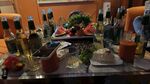 酒吧柜臺的多樣物品陳列