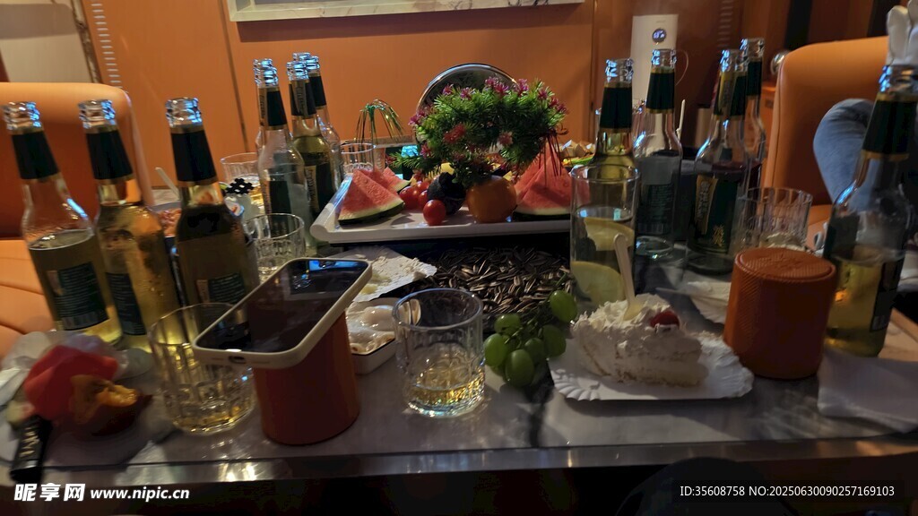 酒吧柜臺的多樣物品陳列
