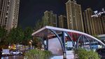 城市夜景中的現(xiàn)代公交候車亭