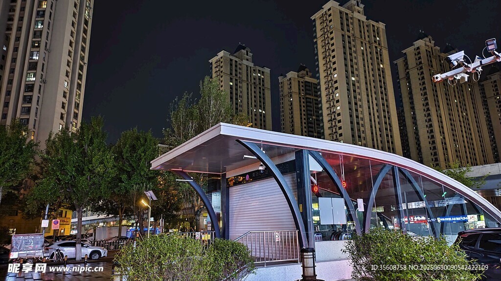 城市夜景中的現(xiàn)代公交候車亭