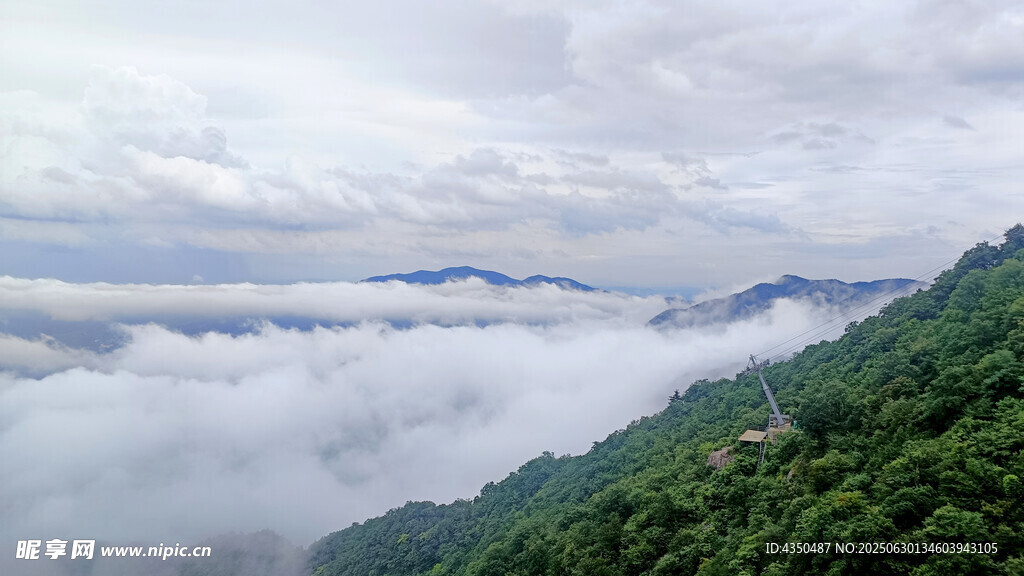 山巒云海間的壯美景觀