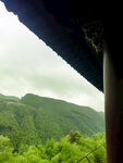 屋檐下望青山綠野