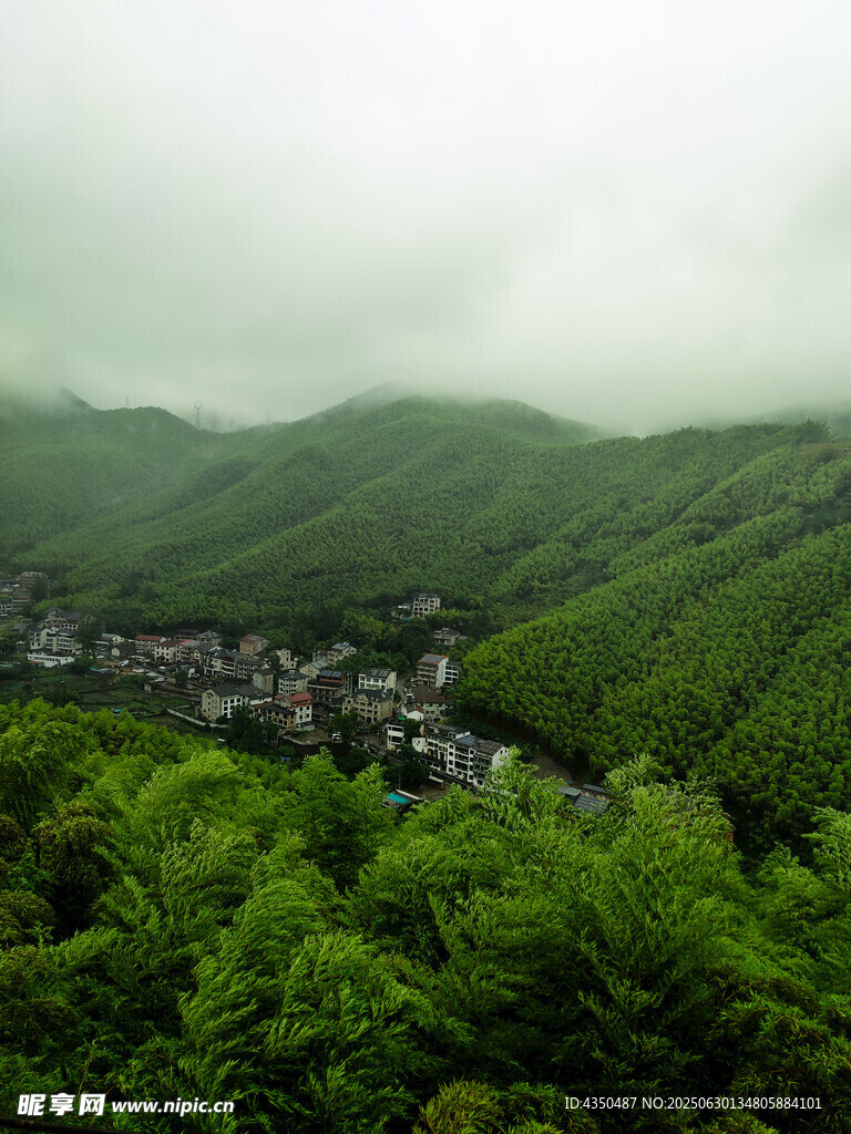 山間綠意中的靜謐村落