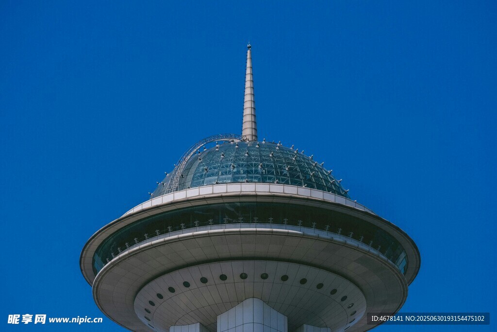 高聳圓頂建筑特寫