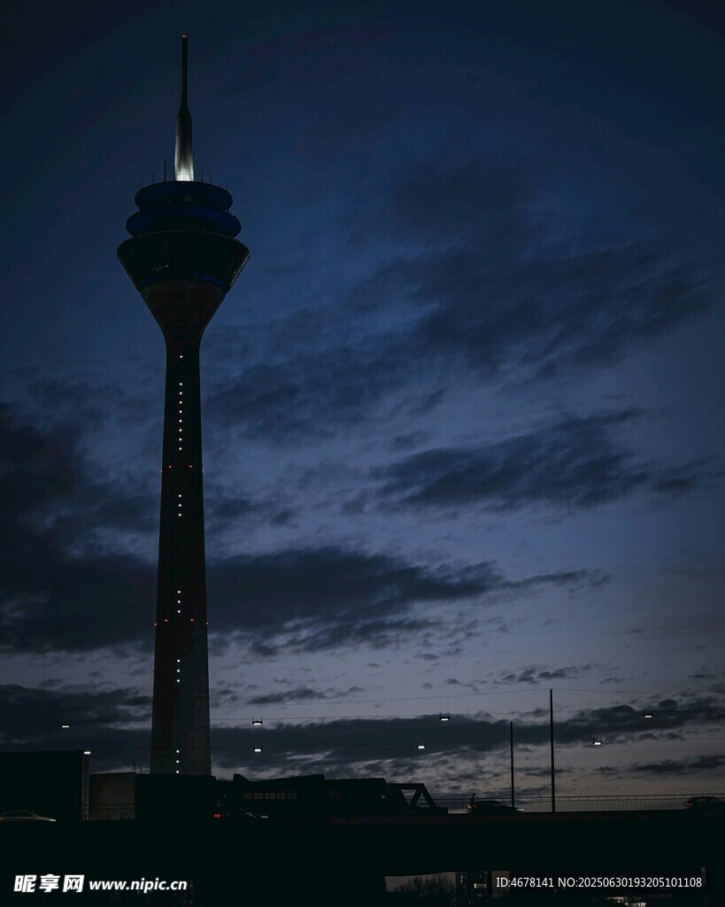 夜幕下的高聳電視塔