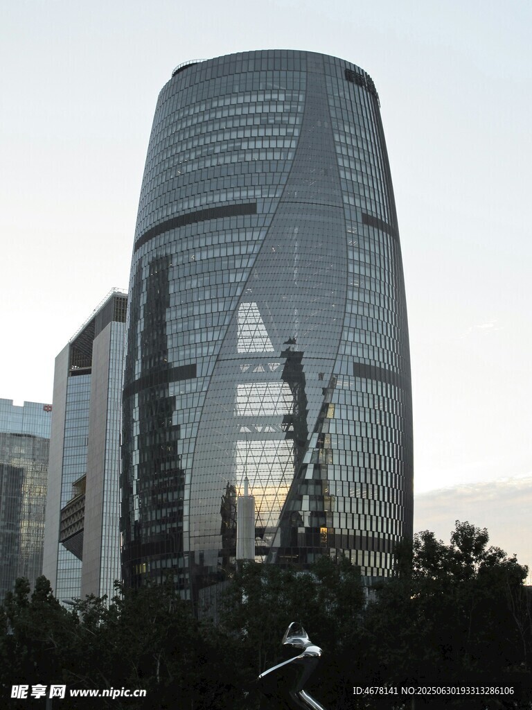 現代摩天大樓外觀景致