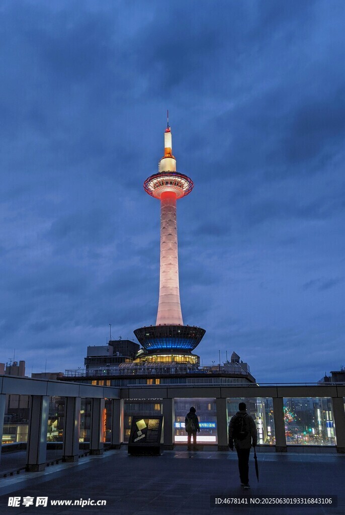 夜幕下的高塔建筑景觀