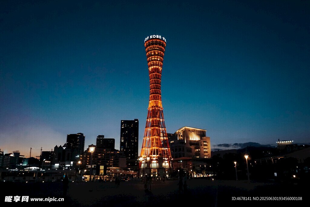 夜幕下的璀璨高塔