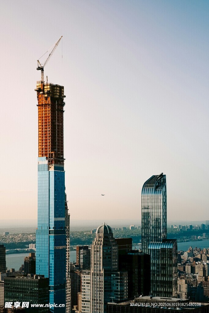 城市中高聳的在建摩天大樓