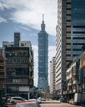 城市街道旁的高聳摩天大樓