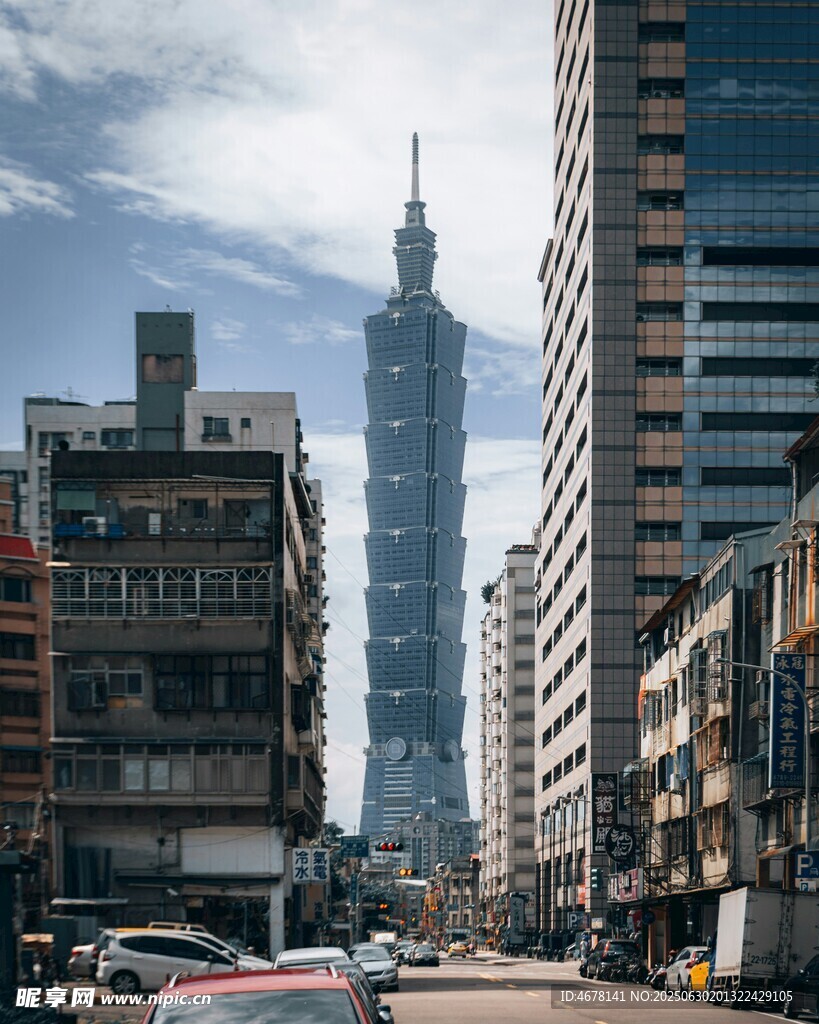 城市街道旁的高聳摩天大樓
