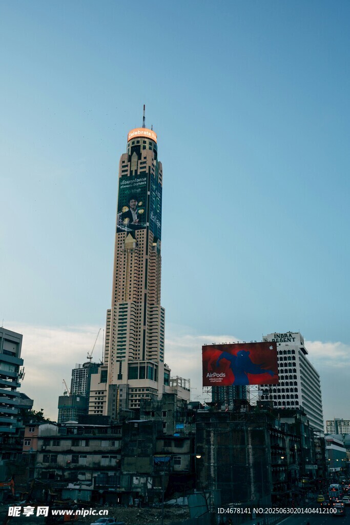 城市中高聳的標(biāo)志性建筑