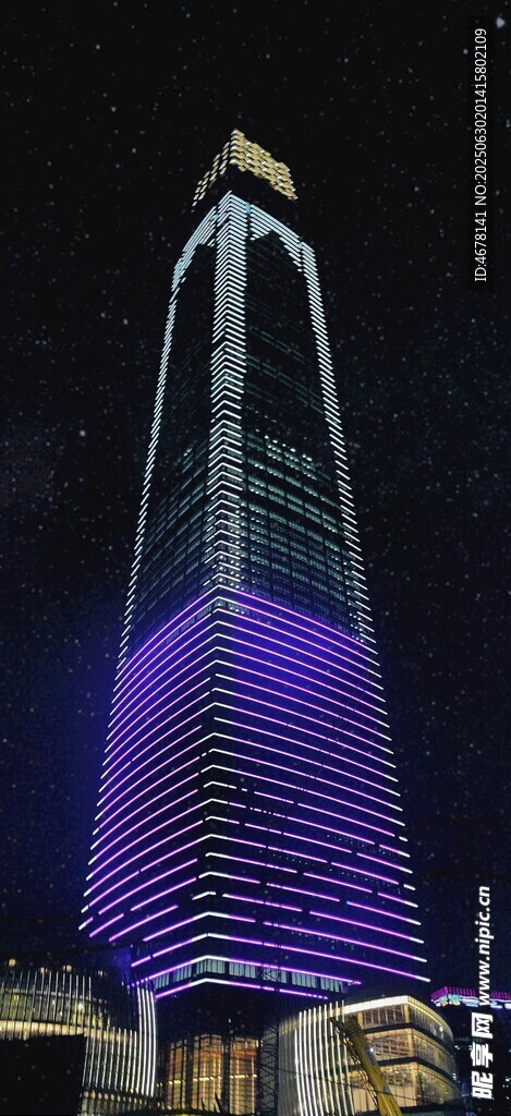 璀璨夜景中的摩天大樓