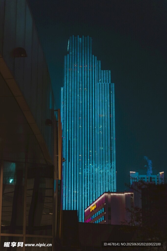 城市夜景中的多彩建筑