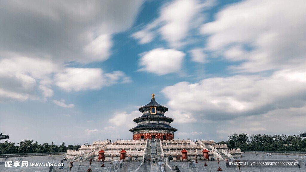 天壇美景藍(lán)天白云下的建筑
