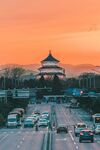 夕陽下城市道路與古建筑