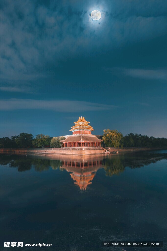 月夜下的古建筑倒影