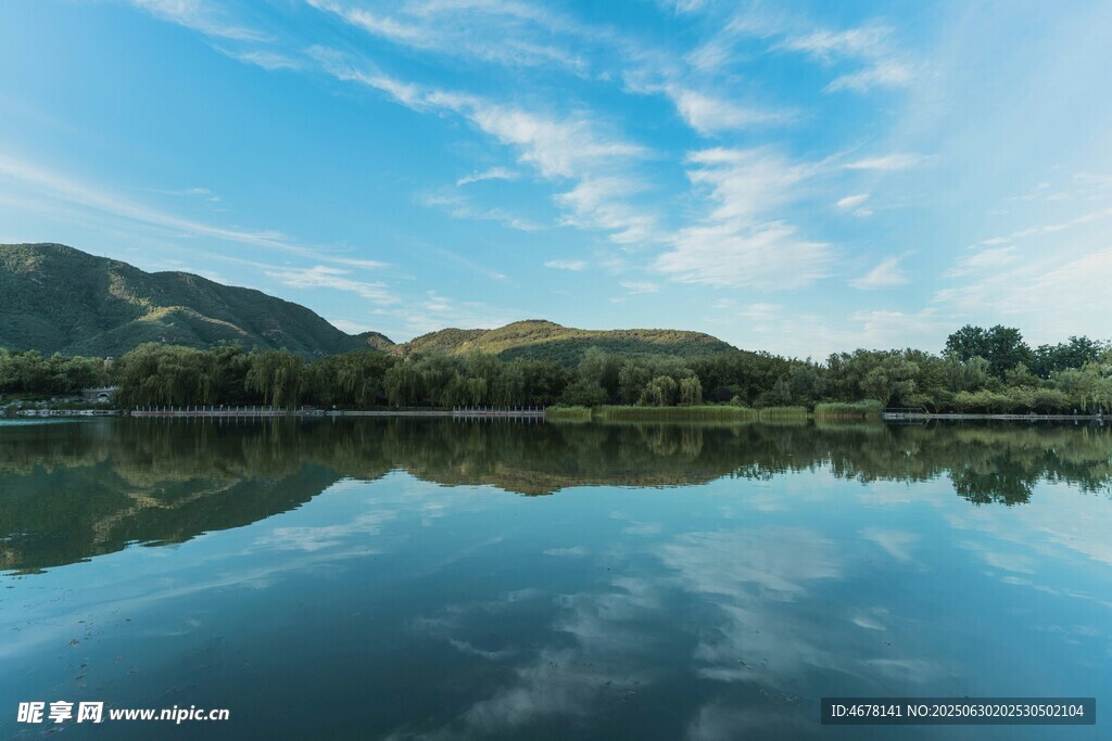寧靜山水湖景倒影如畫