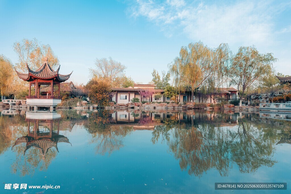中式湖畔古建筑美景