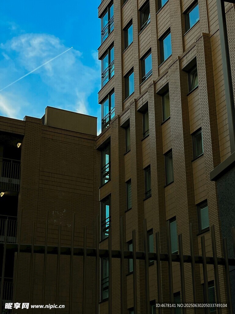城市建筑間的藍天景致