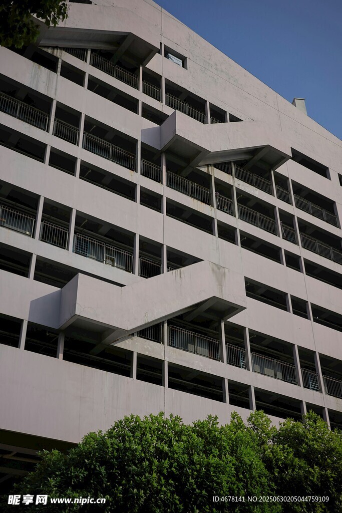 現(xiàn)代風(fēng)格多層建筑外觀