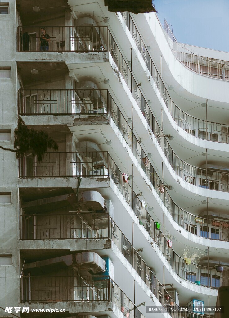 現(xiàn)代風(fēng)格多層弧形陽(yáng)臺(tái)建筑