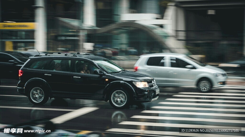城市街道行駛的多輛汽車