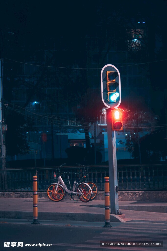 夜晚街邊的交通信號(hào)燈