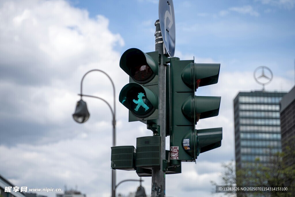 城市交通信號(hào)燈與街景