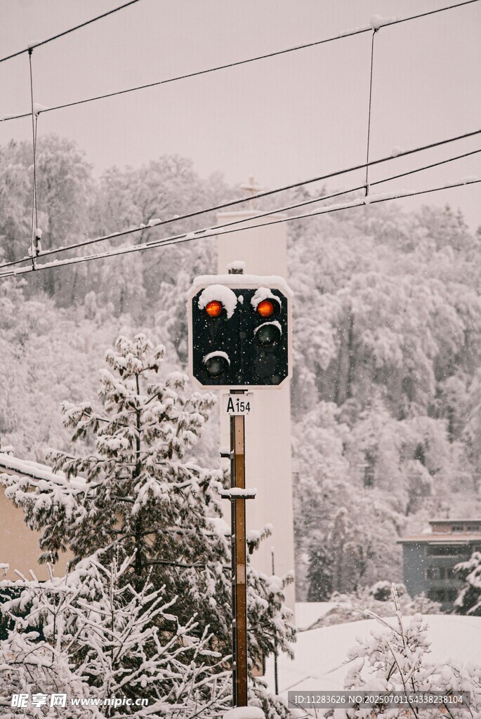雪覆交通信號燈