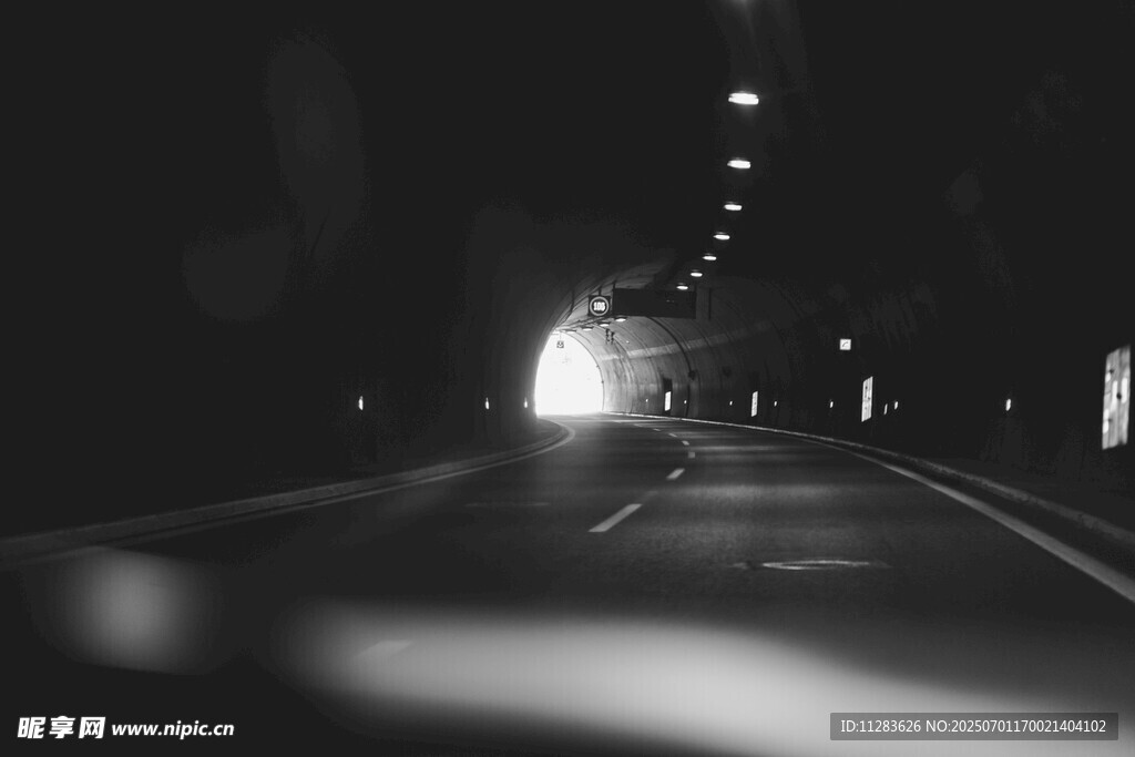 汽車穿行于黑暗隧道