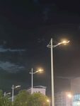 夜晚街道的明亮路燈