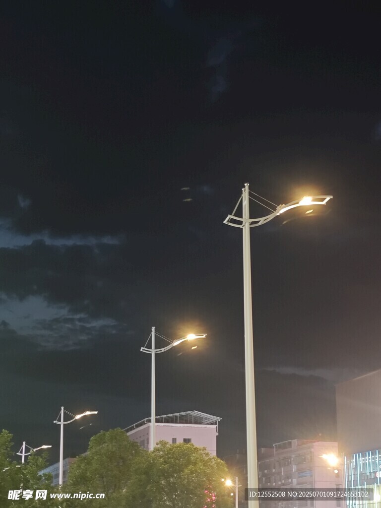 夜晚街道的明亮路燈