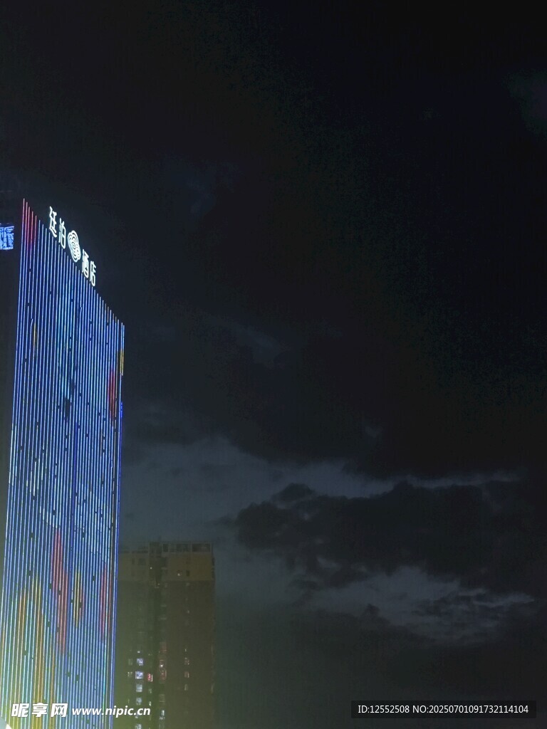 夜幕下的璀璨高樓