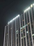 夜晚亮燈的現(xiàn)代化高樓