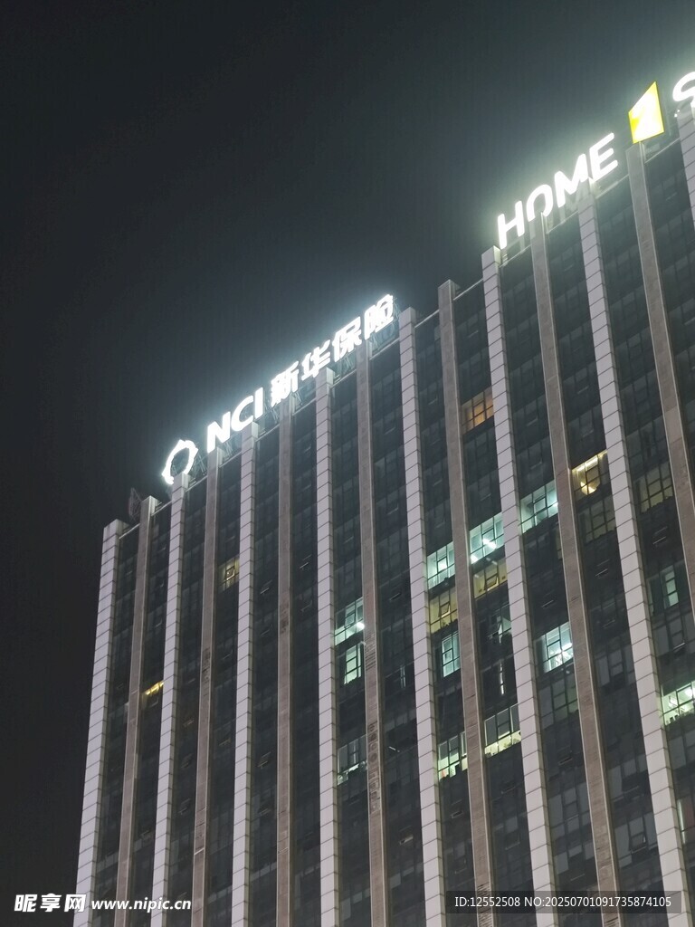 夜晚亮燈的現(xiàn)代化高樓