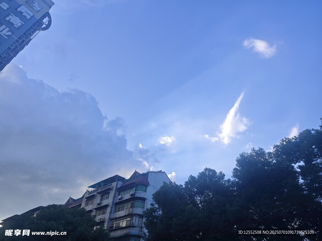 城市上空的藍(lán)天與建筑