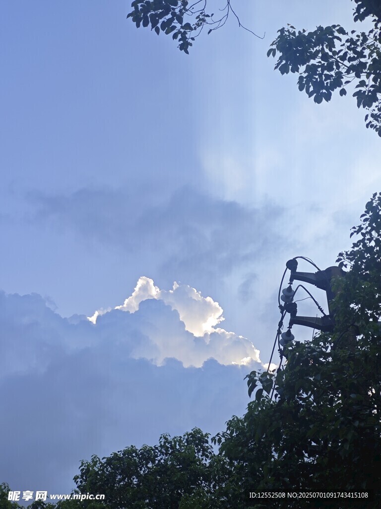 林間天空現(xiàn)夢(mèng)幻光束