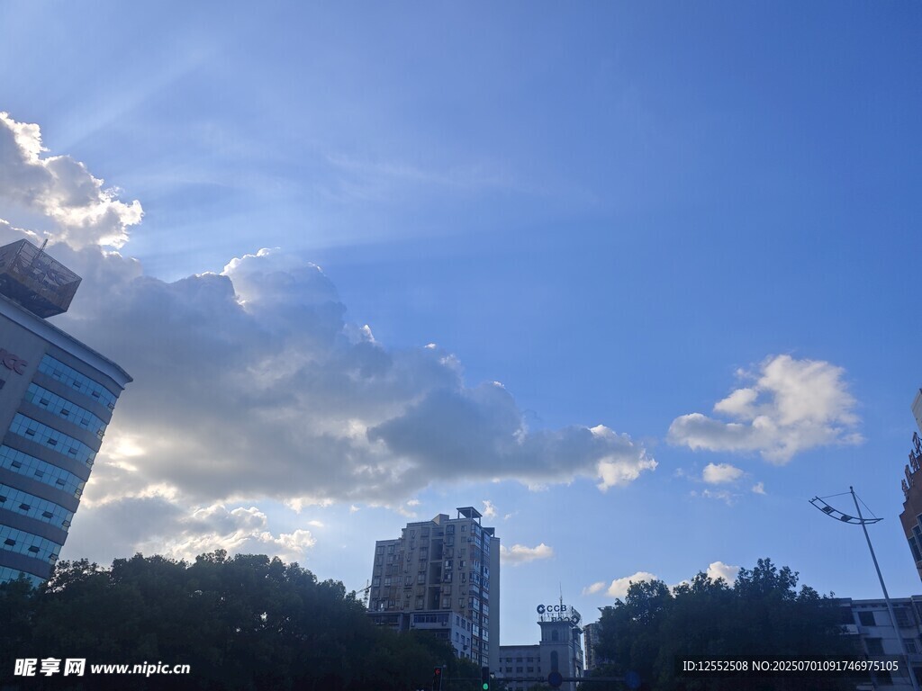 城市上空的藍天白云