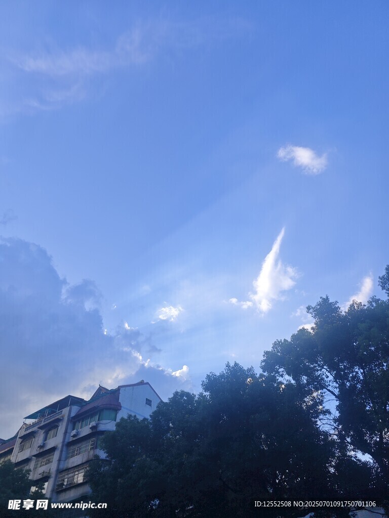 藍天綠樹間的建筑美景