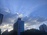 城市上空的絢麗霞光