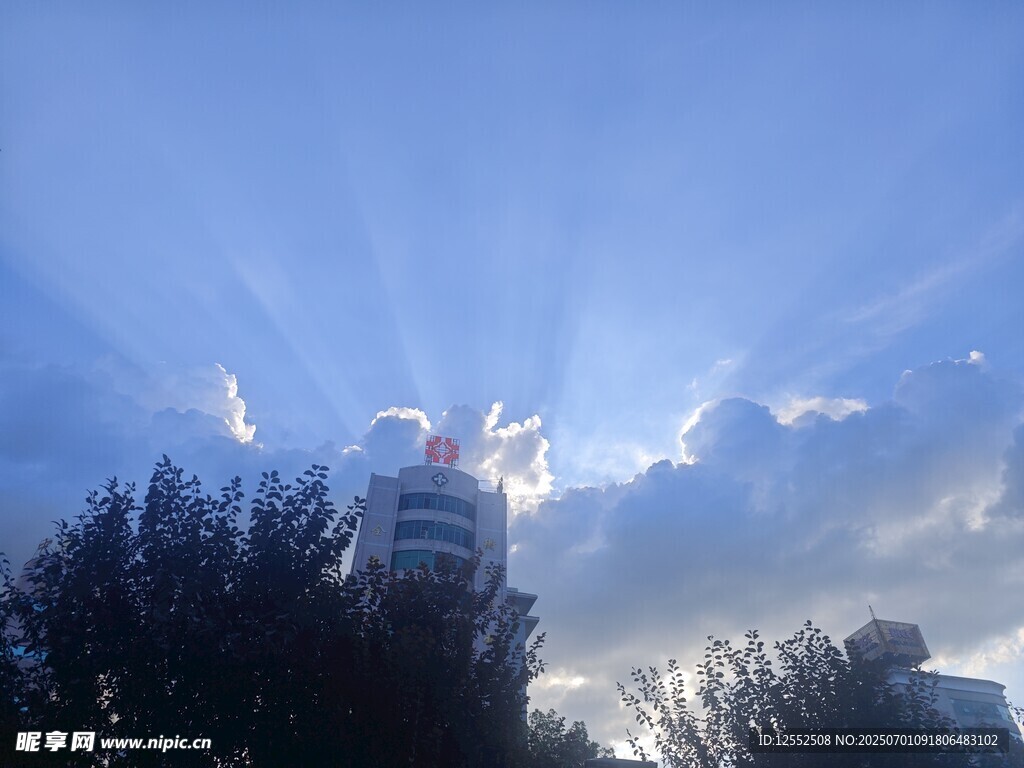 陽光穿透云層灑向城市